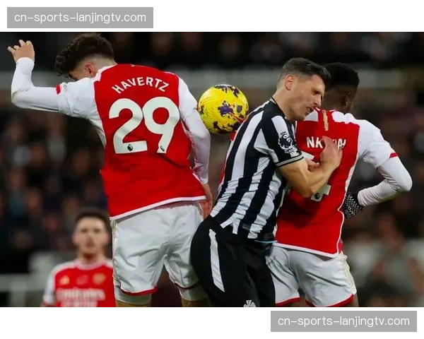 加布里埃尔防守端表现稳健 角球进攻中助攻萨利巴破门 加布里埃尔防守端表现稳健 角球进攻中助攻萨利巴破门